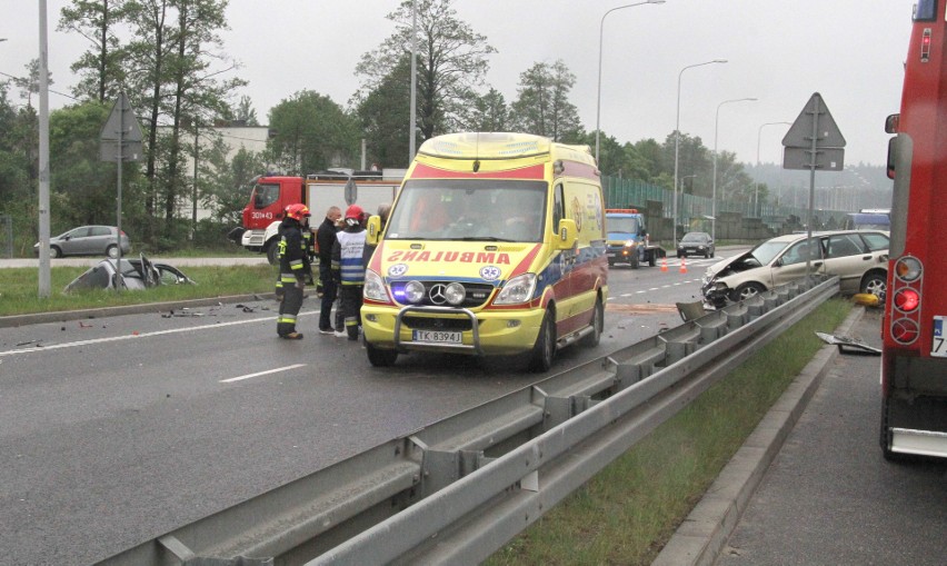 Groźny wypadek na drodze krajowej 73 w Wiśniówce koło Kielc. Dwie osoby ranne 