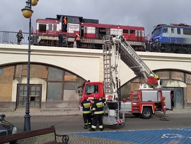Do awarii pociągu doszło w poniedziałek, 28 października, na estakadzie w Gorzowie. Na miejsce zostały wezwane wozy straży pożarnej.Podczas jazdy w pociągu doszło do pęknięcia przewodu paliwowego. Paliwo zaczęło się wylewać z lokomotywy. Na miejsce została wezwana gorzowska straż pożarna. Strażacy specjalnym zaciskiem uszczelnili pęknięty przewód paliwowy. Na miejsce została skierowana druga lokomotywa, która odholuje skład z estakady.WIDEO: W nocy przeszliśmy na czas zimowy. Tradycyjnie pociągi stanęły na godzinę\źródło: TVN24/x-news