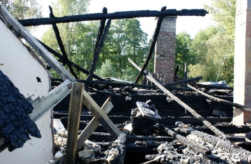 Dom stanął w płomieniach. Mężczyzna zmarł przed własnymi drzwiami (zdjęcia)