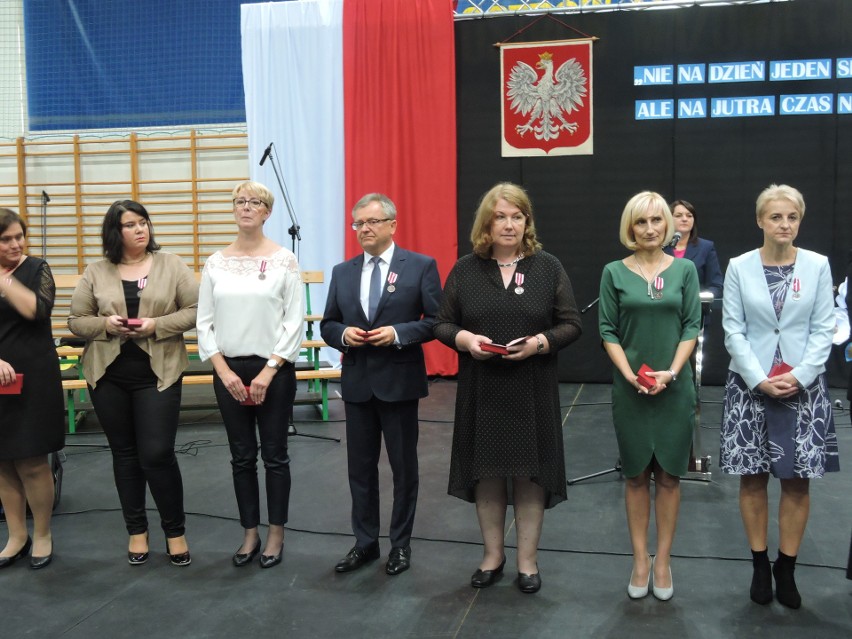 Ostrów Mazowiecka. Dzień Edukacji Narodowej: odznaczenia i nagrody dla najlepszych z subregionu [ZDJĘCIA, WIDEO]