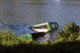 Ze Stawów Stefańskiego wyciągnięto zatopiony samochód [ZDJĘCIA+FILM]
