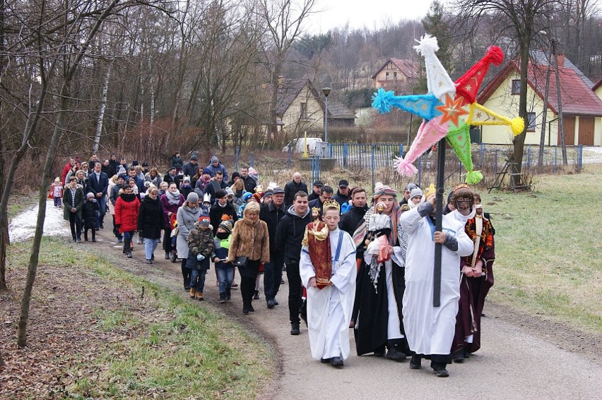 Biertowice. Tłum mieszkańców w orszaku Trzech Króli