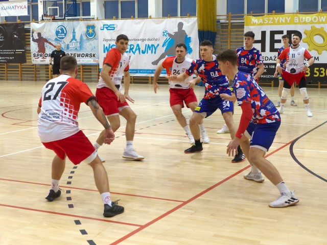 SPR Orzeł Przeworsk (biało-czerwone stroje) po ciężkim meczu pokonał SPR Górnik Zabrze.