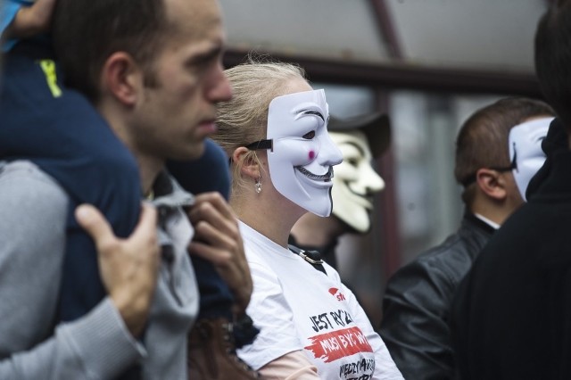 Dziesiątki osób przed gmachem białogardzkiego sądu, dziesiątki przed salą rozpraw, sporo hałasu, bo pikietowano, ale konkretów, na razie, niestety niewiele. - Jeśli sąd uchyli kuratora, rodzina wróci do domu i stawi się na każde żądanie - powiedział, tuż po wyjściu z czterogodzinnej rozprawy, mecenas Arkadiusz Tetela. Jest pełnomocnikiem rodziny z Połczyna-Zdroju, o której od weekendu mówi cała Polska. Nie chcieli, by ich nowo narodzona córeczka została, tuż po porodzie, poddana standardowym procedurom medycznym. Uznali, że nie ma konieczności szczepienia, nie chcieli, by podano dziecku witaminę K, nie chcieli, by dziecko zostało wytarte. Lekarze ze szpitala w Białogardzie uznali, że rodzice narażają w ten sposób zdrowie i życie dziecka, więc poprosili sąd o pomoc. Sąd więc ograniczył im, na rozprawie jeszcze w szpitalu, prawa rodzicielskie i ustanowił kuratora, ale oni, nie godząc się na to, zabrali dziecko i odjechali. - Matka i ojciec są w fatalnej kondycji psychicznej. Proszę sobie wyobrazić młodych ludzi w sytuacji, gdy są ścigani przez służby, a dodatkowo, jeśli zostaną złapani, wobec ich dziecka zostaną podjęte czynności, na które oni się absolutnie nie zgadzają - mówił mecenas Tetela. Zapewniał jednak, że dziecko jest bezpieczne, zostało przebadane, nie ma zagrożenia żółtaczką. Więcej w środę w Głosie Koszalińskim oraz w wydaniu internetowym plus.gk24.plZachęcamy również do korzystania z prenumeraty cyfrowej Głosu Koszalińskiego;nf 