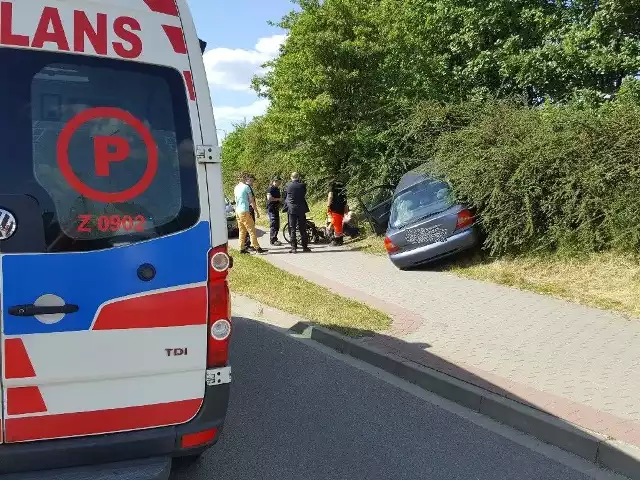 Samochód zatrzymał się na krzakach rosnących na skarpie