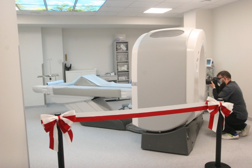 Szpital w Ostrowi z nowoczesnym tomografem. 30.12.2021 uroczyście otwarto pracownię tomograficzną. Zdjęcia 