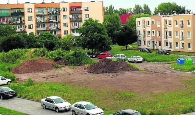 Mieszkańcy chcą, aby plac powstał w tym miejscu. Zdaniem radnych, szkoda terenu na taki cel.