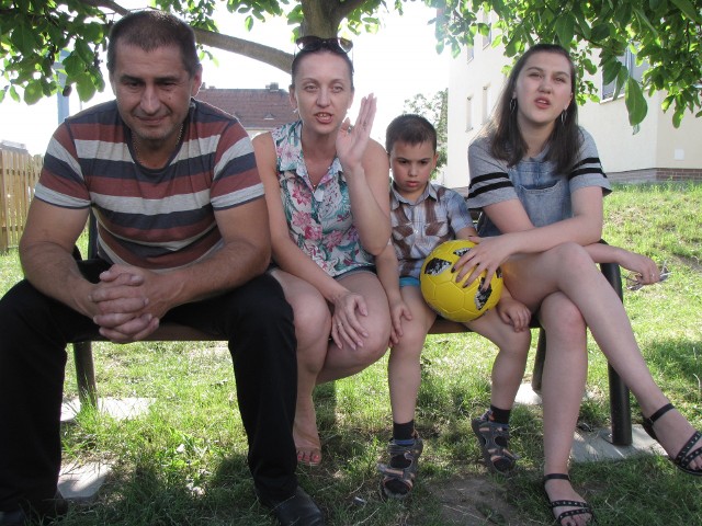 Andriej Sirovatskyi z rodziną na ławce przed blokiem w Strzelcach Krajeńskich, gdzie mieszkają