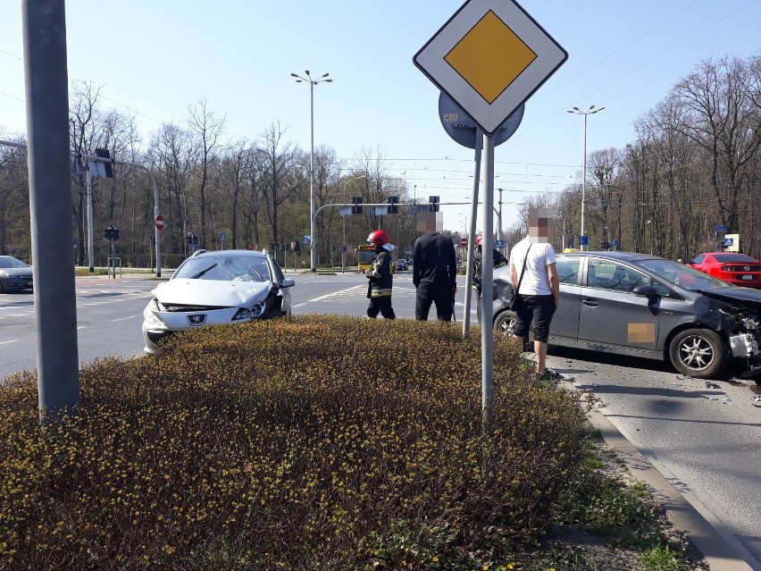 Wypadek taksówki i samochodu osobowego na Popowickiej 