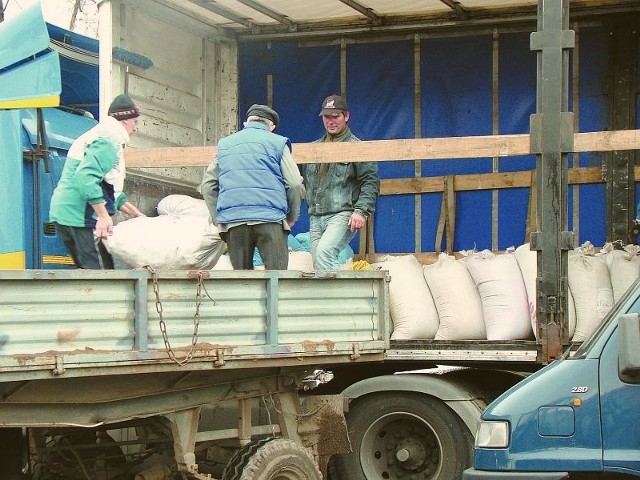 Produkty rolne zostały załadowane na samochody ciężarowe i pojechały do gminy Gorzyce w powiecie tarnobrzeskim. Trafią do najbardziej poszkodowanych rolników, którzy ucierpieli w czasie powodzi.