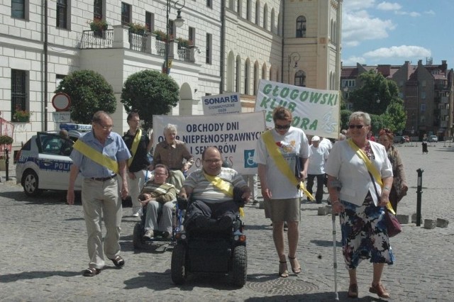 W marszu integracyjnym wzięło udział około 200 osób. Uczestnicy wyruszyli sprzed ratusza do pomnika Jana Pawła II