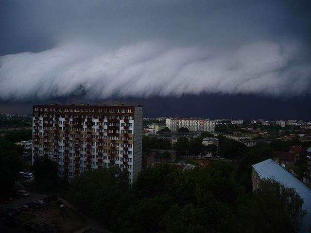 Chmury nad Białymstokiem. Niezwykły widok w niedzielny wieczór [ZDJĘCIA]