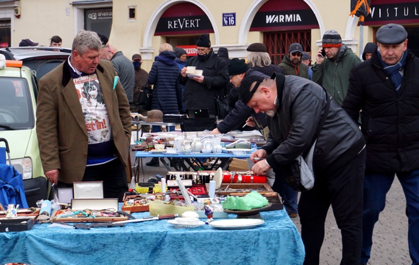 Plac Zamkowy w Lublinie: obrazy, porcelana, biżuteria. Tłumy na Lubelskiej Giełdzie Staroci. Zobacz fotorelację