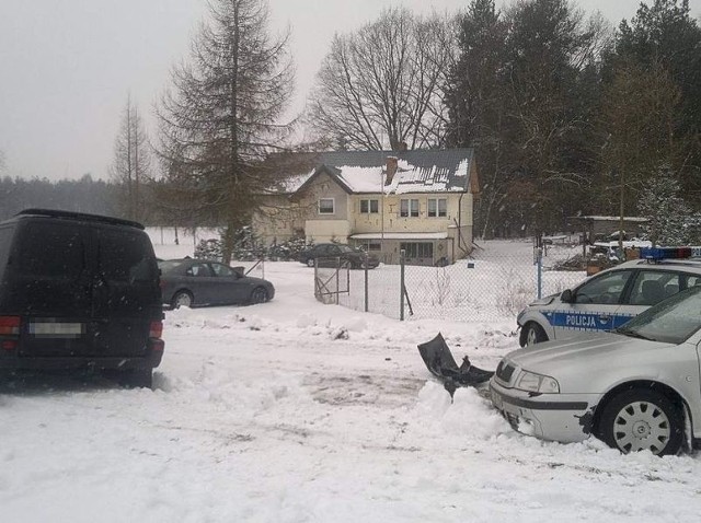Policjanci z Międzyrzecza zatrzymali mężczyznę, podejrzanego o staranowanie samochodem dwóch radiowozów i zranienie trzech policjantów.