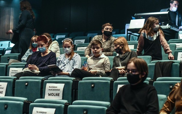 Premierowy pokaz polskiej adaptacji musicalu „Wyspa” („Islander”) Teatru Kameralnego odbył się w sobotę (6 marca) w sali kameralnej Opery Nova. Kolejne pokazy muzycznego spektaklu 7 marca, a także w przyszły weekend (13 i 14 marca). Bilety online do nabycia na bilety24.pl TUTAJ