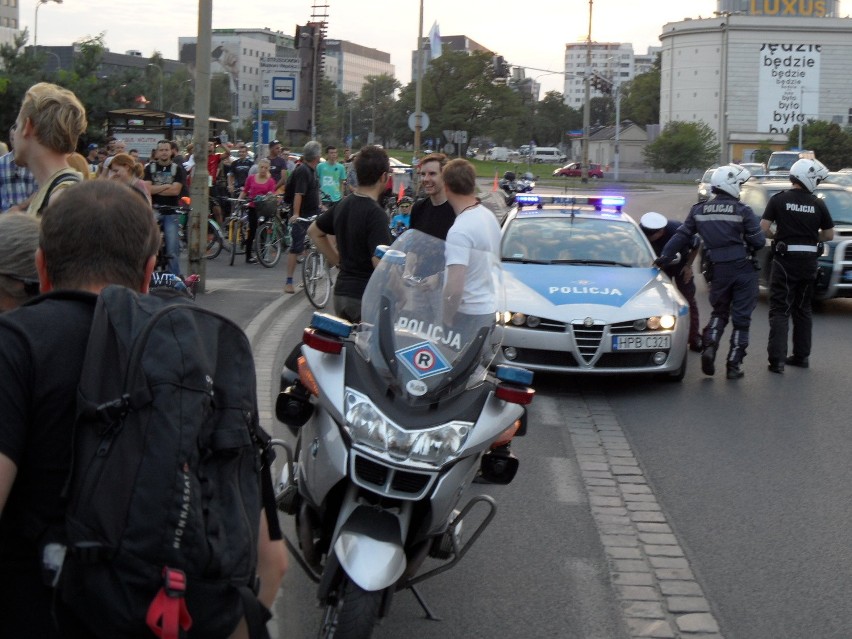 Wrocław: Rowerowa Masa Krytyczna zatrzymana przez policję (ZDJĘCIA, LIST)
