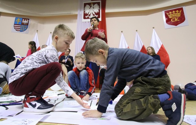 500 plus wniosek przez internet: Od 1 lipca 2019 rodzice mogą starać się o przyznanie 500+ przez internet także na pierwsze dziecko. Wnioski o 500 plus na każde dziecko mogą składać przez internet, jednak Ministerstwo Cyfryzacji ostrzega: uwaga na oszustów, którzy oferują pomoc przy składaniu wniosku przez internet o 500 plus. Niektórzy pobierają za takie usługi pieniądze, inni mogą uzyskać dostęp do twoich danych.