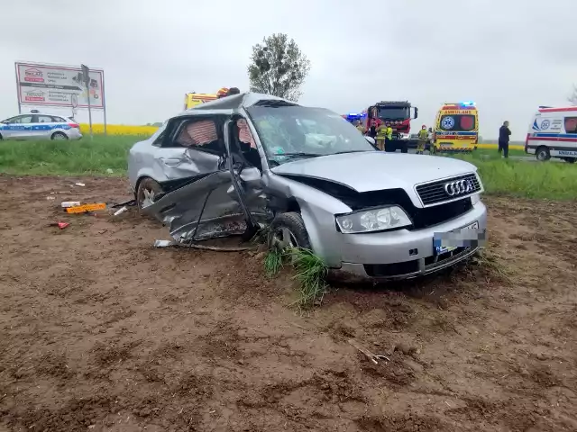 W zderzeniu audi i opla trzy osoby zostały ranne, w tym jedna ciężko.