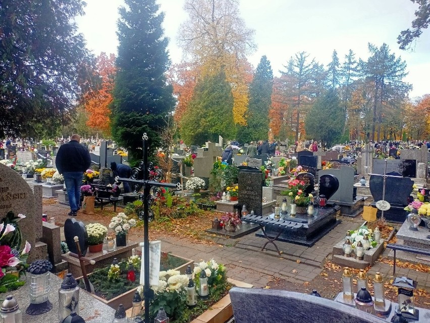 Wszystkich Świętych 2023 w Łodzi. Groby na cmentarzu św. Rocha na Radogoszczu