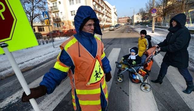 Marek Urbaniak od lat pracuje przy Szkole Podstawowej nr 2 na Hetmańskiej. Mrozu się nie boi!