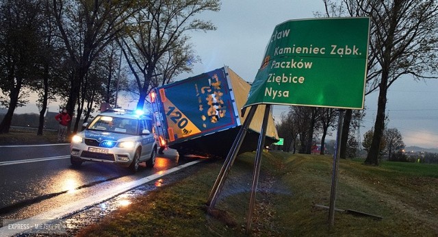 Wypadek na DK 8, wiatr przechylił przyczepę tira