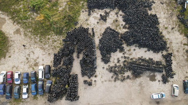 Nielegalne składowisko opon na Pomorzu? W akcji inspektorzy WIOŚ z dronem, policjanci, strażacy i urzędnicy