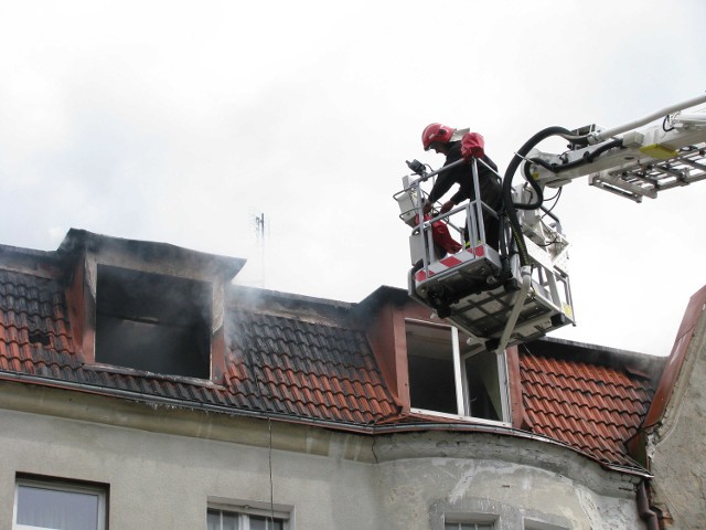 Kompletnie splonelo mieszkanie na poddaszu przy ul. Armii Krajowej w Leborku. Lekko rannej kobiecie ratownicy udzielili pomocy na miejscu.