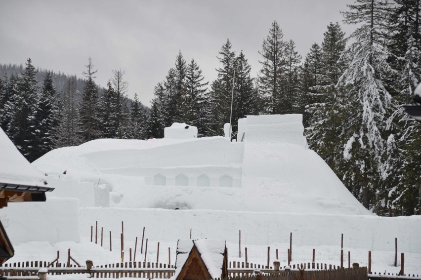 Zakopane. Pod Wielką Krokwią budują śnieżny zamek i labirynt [ZDJĘCIA]