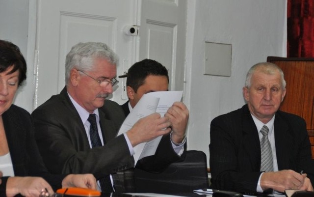 Na zdjęciu przewodniczący rady miejskiej Bogusław Łazik (z kartką) i wiceprzewodniczący Jan Jarząb (pierwszy z prawej).