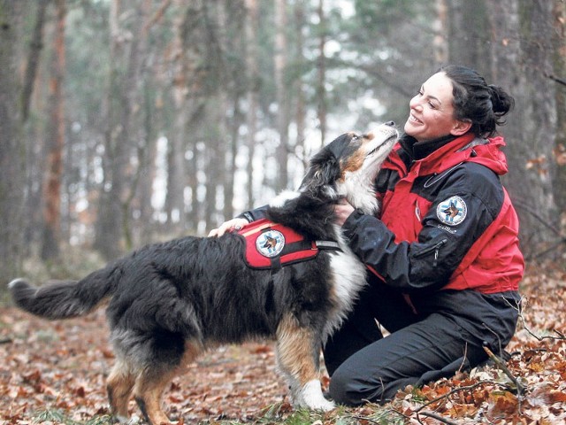 Oskar to owczarek australijski. Jest pierwszym psem ratowniczym pani Ireny. Razem spędzają każdą wolną chwilę.