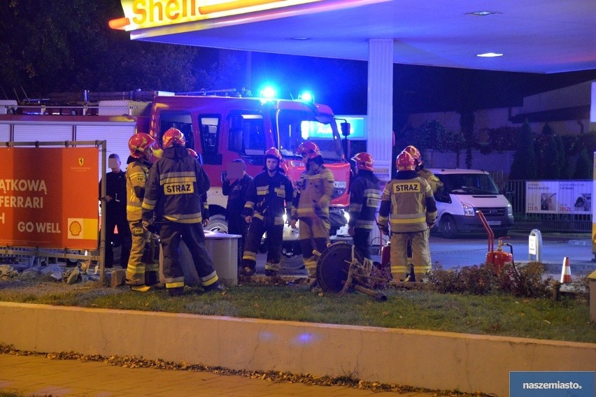 Groźnie na stacji benzynowej we Włocławku. Zapalił się zbiornik z gazem [zdjęcia]