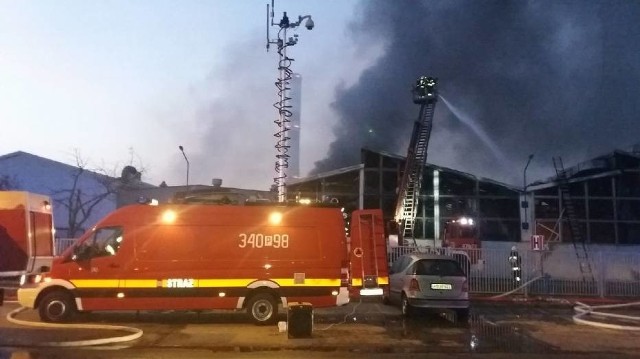 Pożar fabryki mebli w Turku gasiły 42 zastępy straży pożarnej. Ewakuowano 88 pracowników. Ze względów bezpieczeństwa trzeba było również ewakuować 52 mieszkańców dwóch pobliskich bloków.Przejdź do kolejnego zdjęcia --->