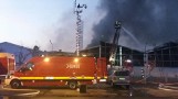 Ogromny pożar fabryki mebli w Turku. Spłonęły dwie hale. Ewakuowano pracowników i mieszkańców okolicznych bloków [ZDJĘCIA]
