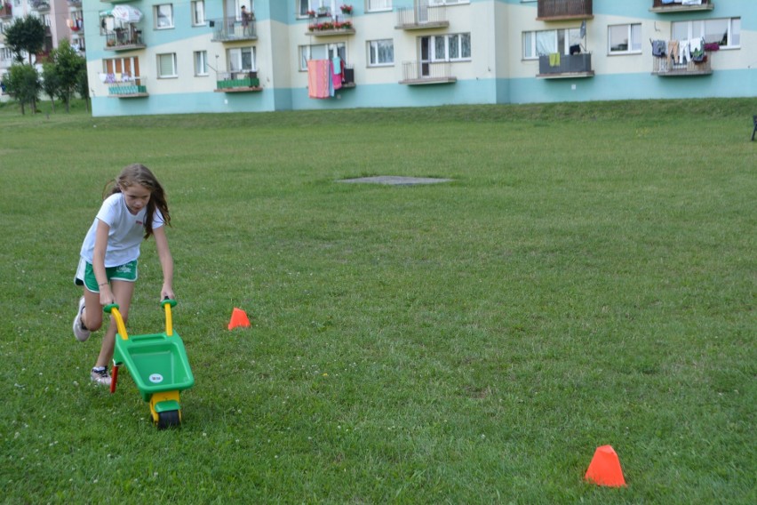 Dzień Sportu przed Domem Kultury w Małogoszczu. Dzieci wzięły udział w sześciu konkurencjach. Zobacz zdjęcia z zabaw