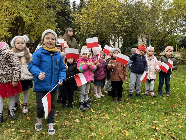 Przedszkolaki zaśpiewały hymn przy akompaniamencie trąbki wojskowej, a żołnierze wciągnęli flagę na maszt