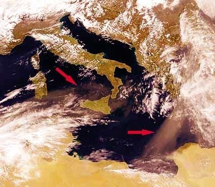 Na zdjęciu wykonanym z satelity ORBVIEW-2 widać, że pustynny piasek z łatwością przedostaje się na bardzo duże odległości (dla ułatwienia zaznaczyliśmy go czerwonymi strzałkami).