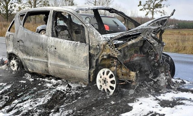 Tuż po godz. 9.00 na DK5 w miejscowości Kołaczkowo doszło do pożaru samochodu osobowego marki Mercedes. Natychmiast po zgłoszeniu zadysponowano na miejsce dwa zastępy gaśnicze z szubińskiej jednostki PSP oraz patrol policji. Mimo szybkiej akcji gaśniczej, całkowitemu spaleniu uległa komora silnika oraz wnętrze samochodu. Kierowcy mercedesa nic się nie stało, przed rozprzestrzenieniem się ognia, zdążył zatrzymać pojazd na poboczu drogi i opuścić jego wnętrze. Jednak nie miał już czasu na ratowanie dobytku znajdującego się w samochodzie. Ze wstępnych ustalenie wynika, że przyczyną pożaru było zwarcie instalacji elektrycznej w tylnej części osobówki w okolicy zbiornika LPG. INFO Z POLSKI odc.11 - przegląd najciekawszych informacji ostatnich dni w kraju.