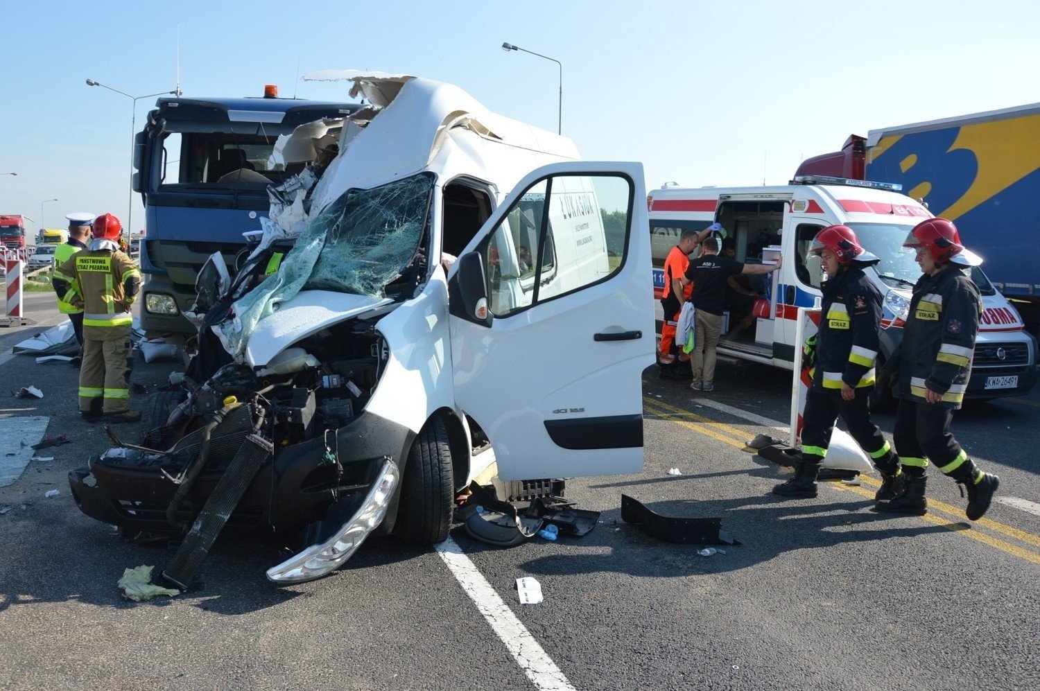 Wypadek na A1 koło Piotrkowa przy S8. Zderzenie busa z