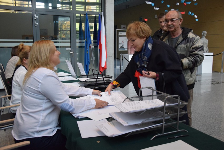 Wybory samorządowe 2018. Mieszkańcy Oświęcimia licznie ruszyli do urn. Głosował też Janusz Chwierut [ZDJĘCIA]