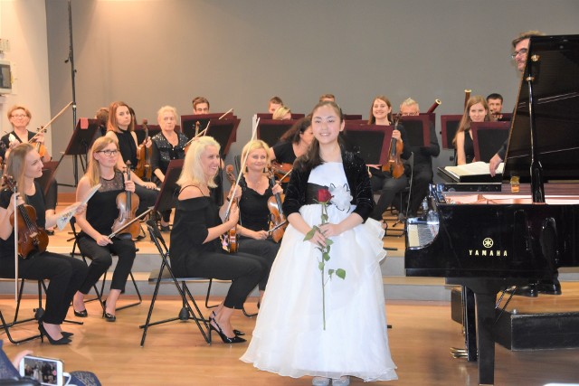 Uczestnicy XI Paderewski Piano Academy wystąpili w Nakle wraz z w Toruńską Orkiestrą Symfoniczną pod batutą Przemysława Fiugajskiego. Koncert odbył się nie w kościele pw. św. Stanisława, jak to zapowiadano na plakatach, ale w sali widowiskowej Nakielskiego Ośrodka Kultury. Niespodziewana zmiana miejsca (w kościele w tym czasie były chrzciny i ślub) wprowadziła nieco zamieszania i sprawiła, że na widowni zasiadło mniej słuchaczy niż można się było spodziewać. Nie wszystkie miejsca były zajęte. A szkoda, bo koncert piękny.  Przy fortepianie utalentowani młodzi pianiści głównie z  Chin i Stanów Zjednoczonych. To najlepsi uczestnicy warsztatów, które w ramach Paderewski Piano Academy organizuje od jedenastu lat Towarzystwo Muzyczne im.  Ignacego Jana Pederewskiego. Warsztaty rozpoczęły się w Bydgoszczy 4 sierpnia, potrwają do 18 bm. Flash Info odcinek 27 - najważniejsze informacje z Kujaw i Pomorza