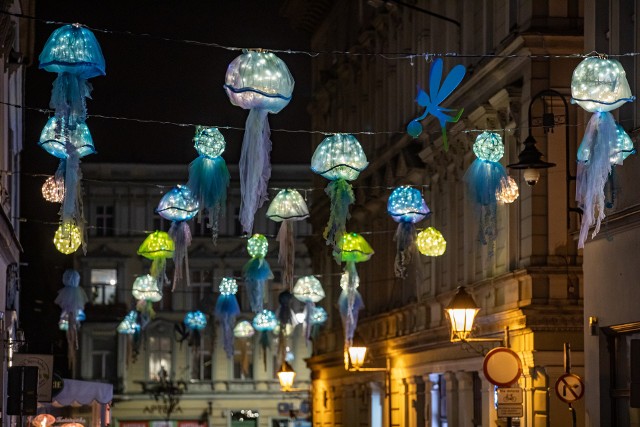 Pozytywkowe meduzy nad ulicą Batorego w centrum Bydgoszczy