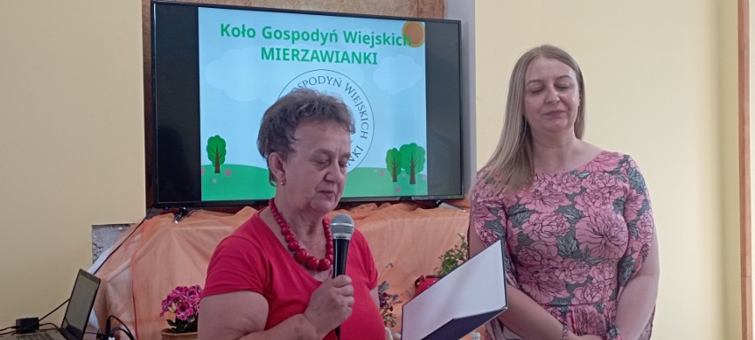 Prezes KGW "Mierzawianki" Renata Gacek przedstawiła zebranym...