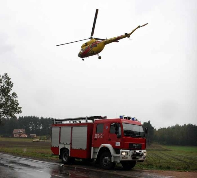 Najciężej ranną osobę do szpitala przetransportował helikopter.