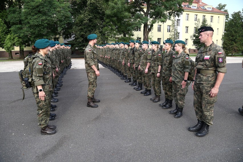 Wrocław. Wakacje na własne żądanie spędzają w koszarach