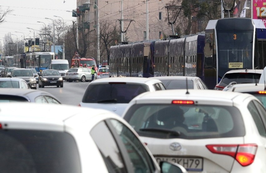 Ranny kierowca skutera trafił do szpitala. Jest przytomny i...