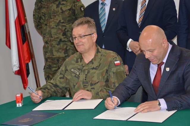 Podpisy złożyli starosta niżański Robert Bednarz i szef Rejonowego Zarządu Infrastruktury w Lublinie pułkownik Zbigniew Brożek