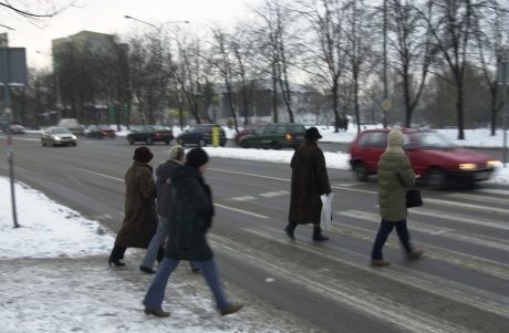 Na tym przejściu często dochodzi do potrąceń pieszych. Sąsiedztwo targowiska przy ul. Jurowieckiej powoduje w tym rejonie zarówno wzmożony ruch samochodów, jak i pieszych. Światła mogłyby spowolnić jazdę kierowców na al. Piłsudskiego.