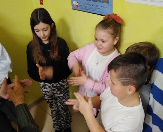 Uczniowie z Małogoszcza realizują ogólnopolski projekt "Być jak Ignacy". Ostatnio spotkały się z osobami posługującymi się językiem migowym. Same miały okazję poćwiczyć "miganie".