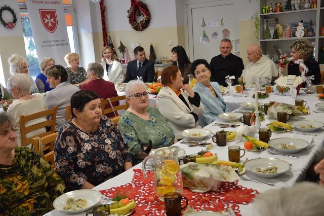 W tym roku Opłatek Maltański polegał na przygotowaniu spotkania wigilijnego dla uczestników Dziennego Domu Senior+ w Stalowej Woli.
