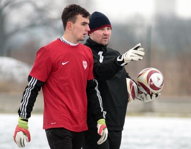 Z Widzewa Łódź do Odry Opole (pewny) 21-letni bramkarz, wychowanek SMS-u Łódź był wcześniej w Górniku Konin, Polonii Nowy Tomyśl, GKS-ie Bełchatów i Chojniczance Chojnice. W 2013 roku dołączył do ekstraklasowego Widzewa Łódź, w barwach którego rozegrał siedem spotkań na najwyższym krajowym szczeblu. 		